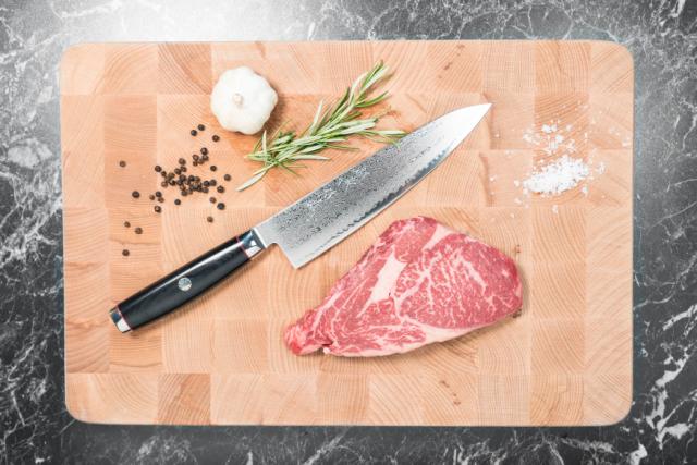 Kokkekniv 20 cm med knivbeskyttelse