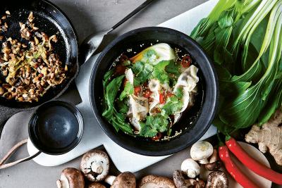 Veganske soppdumplinger med buljong & pak choy