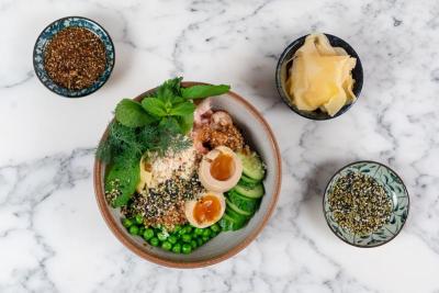 Nordisk sushibowl med reker & soyamarinerte egg